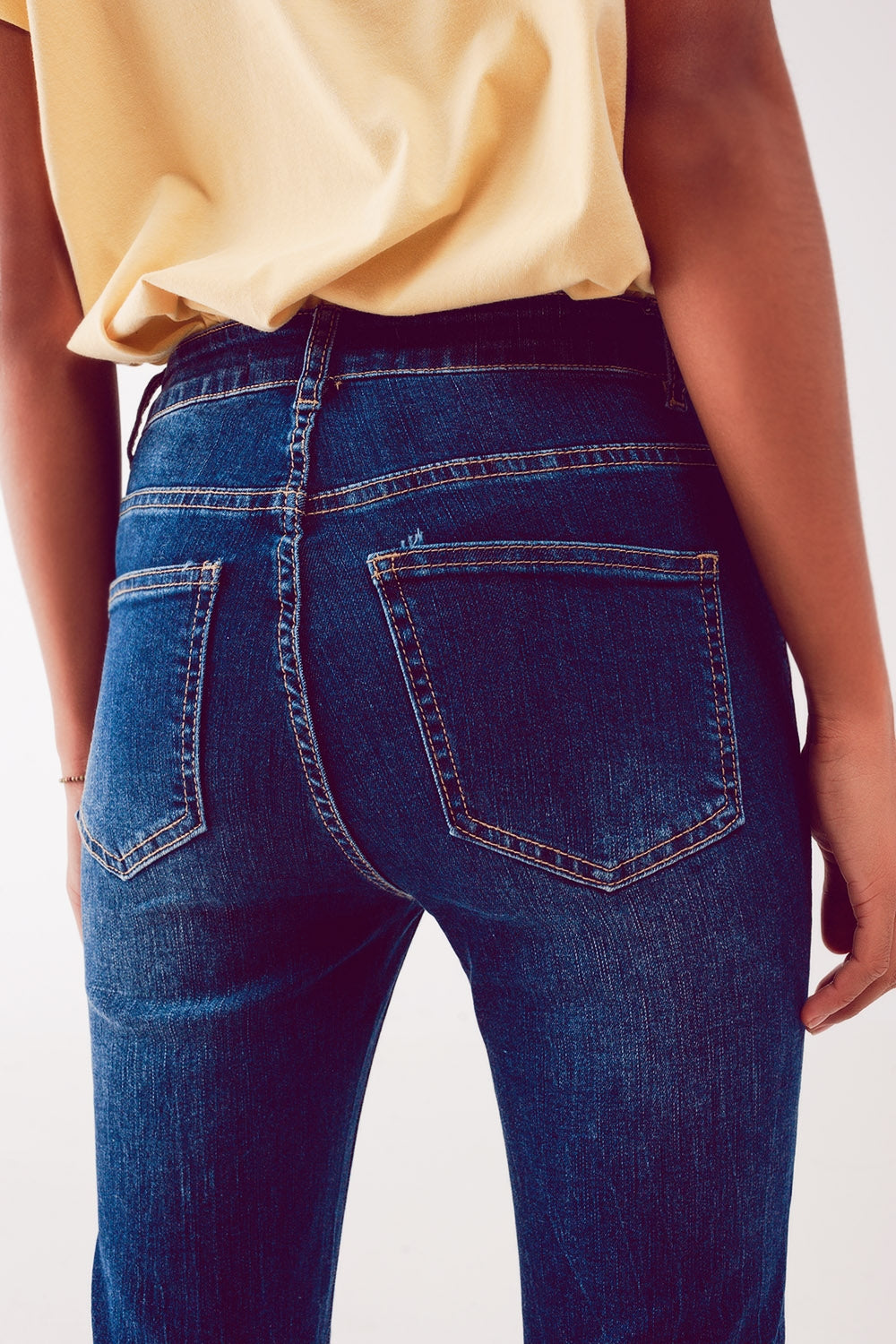 Calças de ganga de perna direita flare com borda de bainha crua em azul profundo