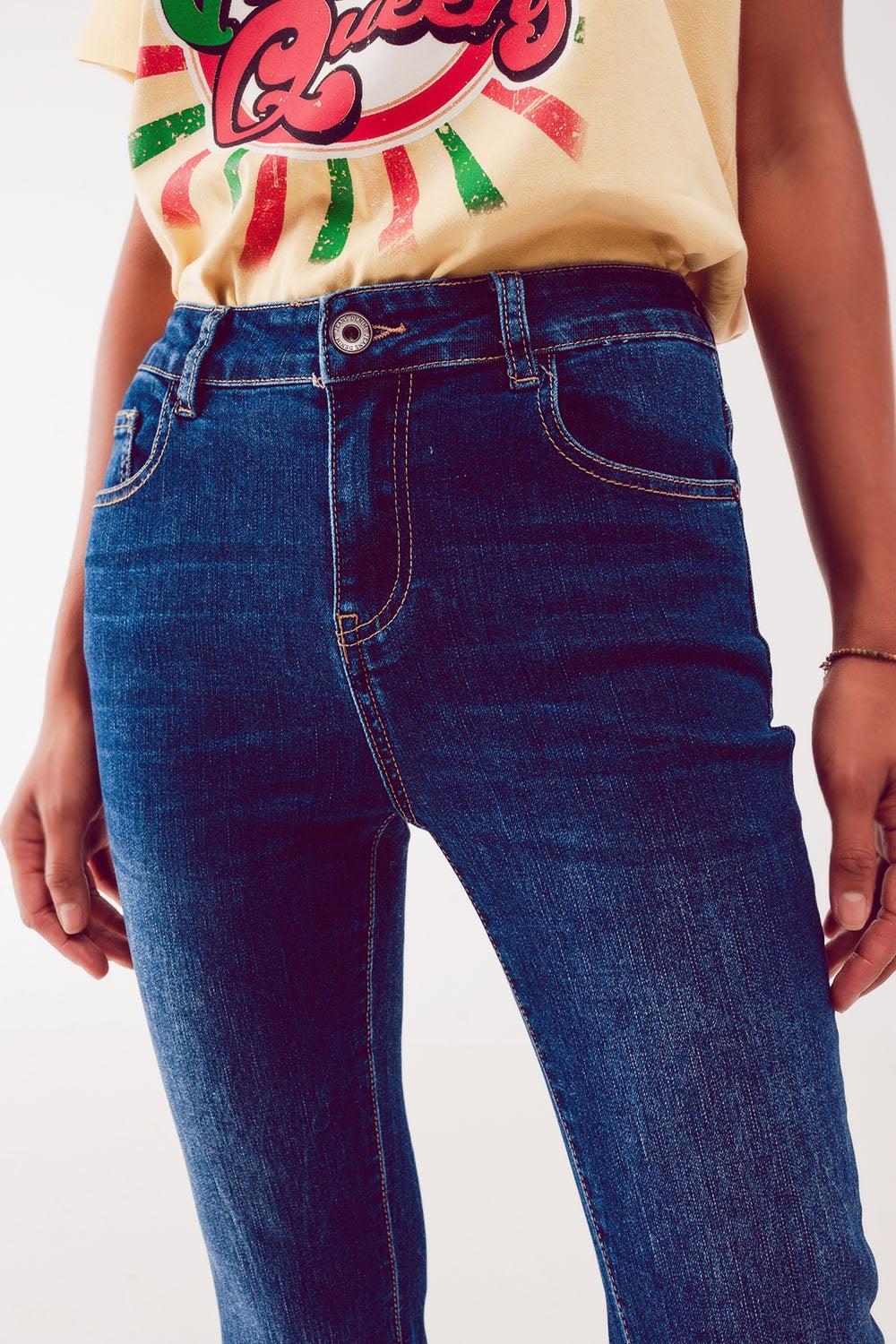 Calças de ganga de perna direita flare com borda de bainha crua em azul profundo