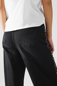 Calças de ganga direitas com tachas nas costuras em preto
