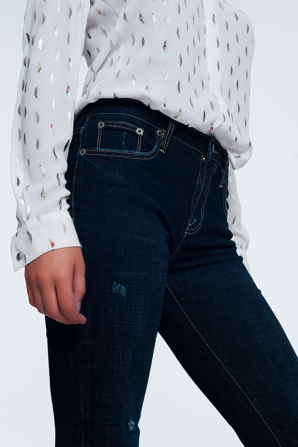 calças de ganga em azul brilhante com bainha cru