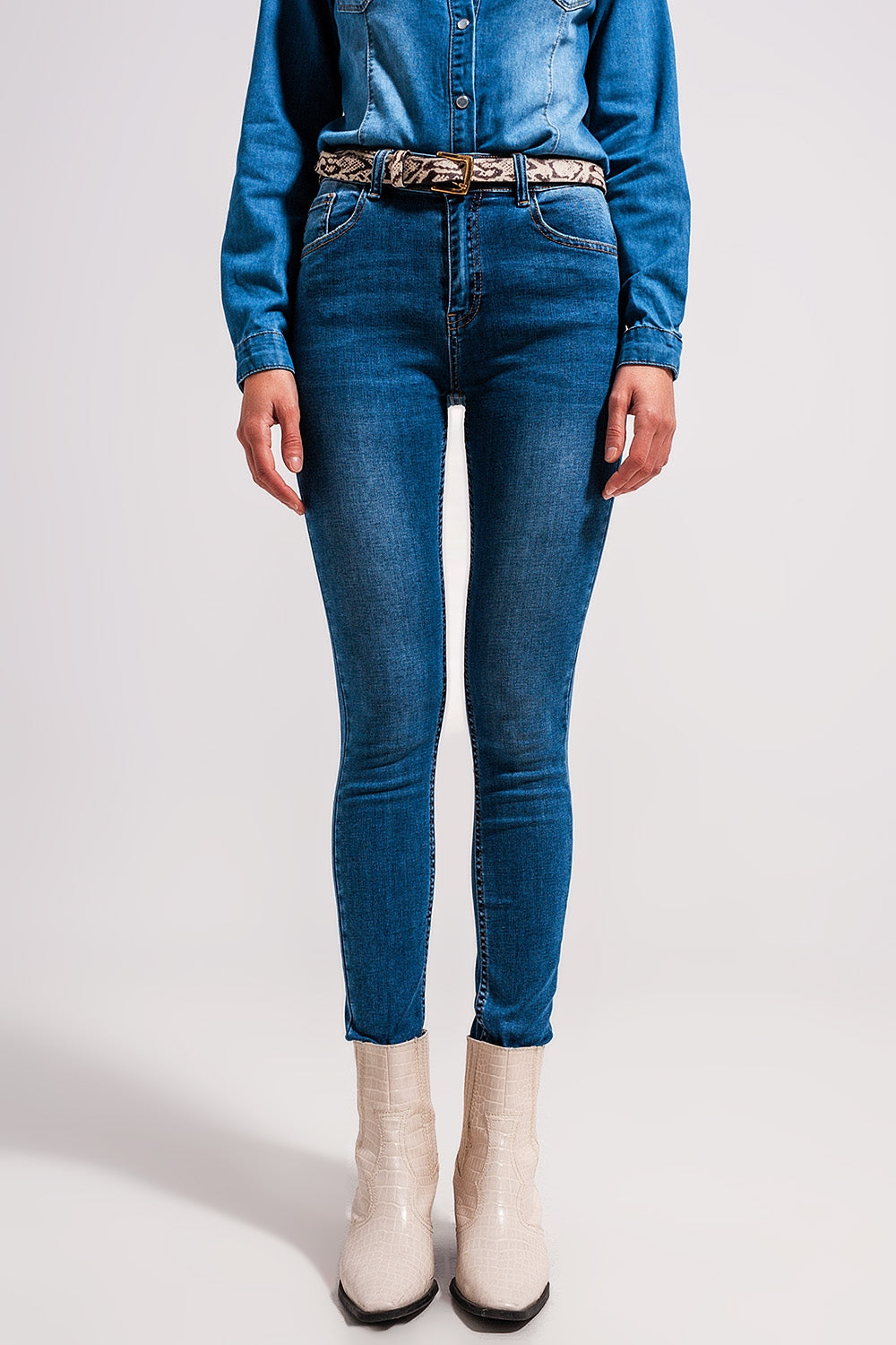 Q2 Calças de ganga esticadas de cintura alta e skinny em lavagem meio azul