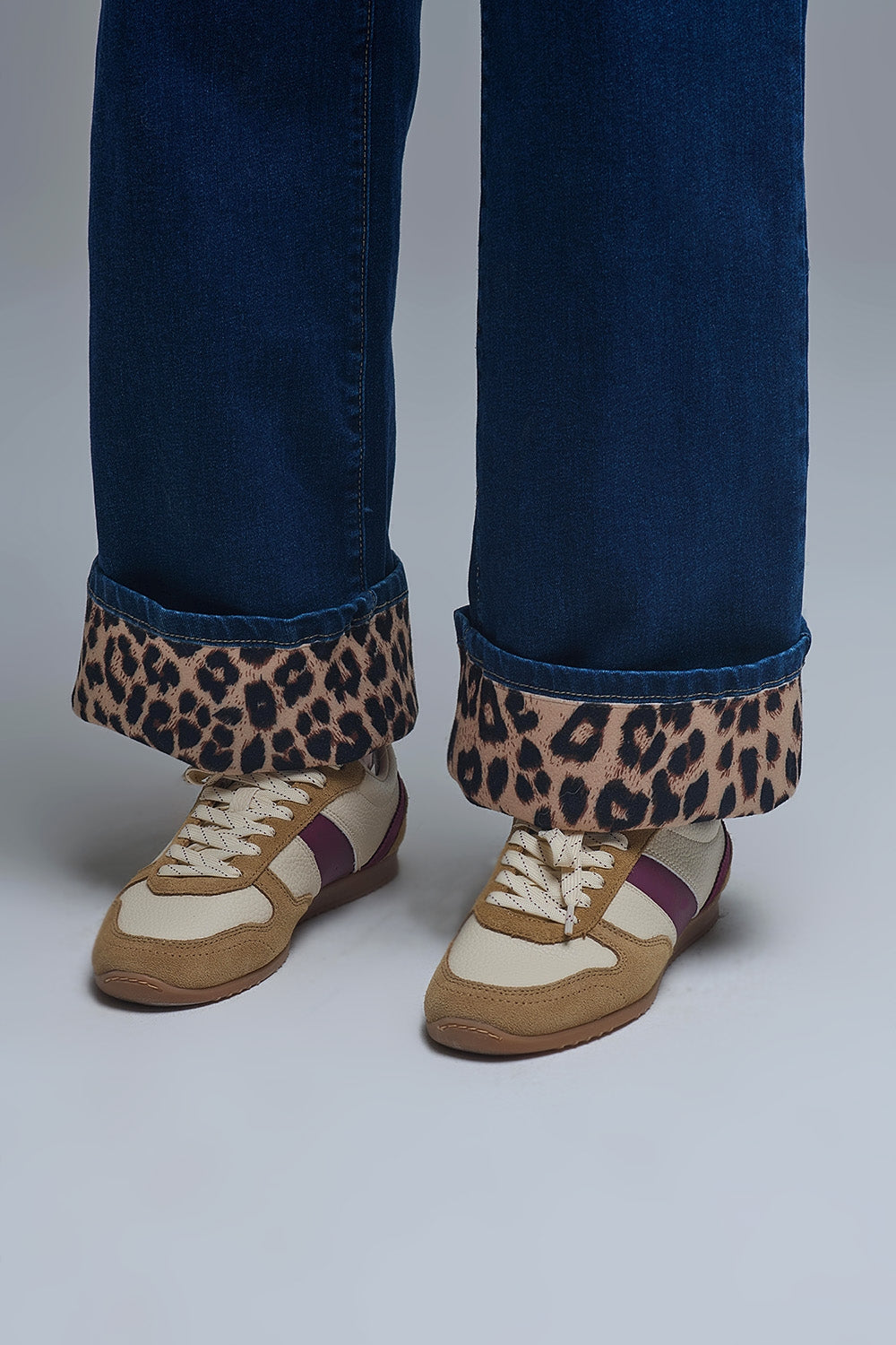 Calças de ganga estilo marinho com bainha dobrada em leopardo em contraste