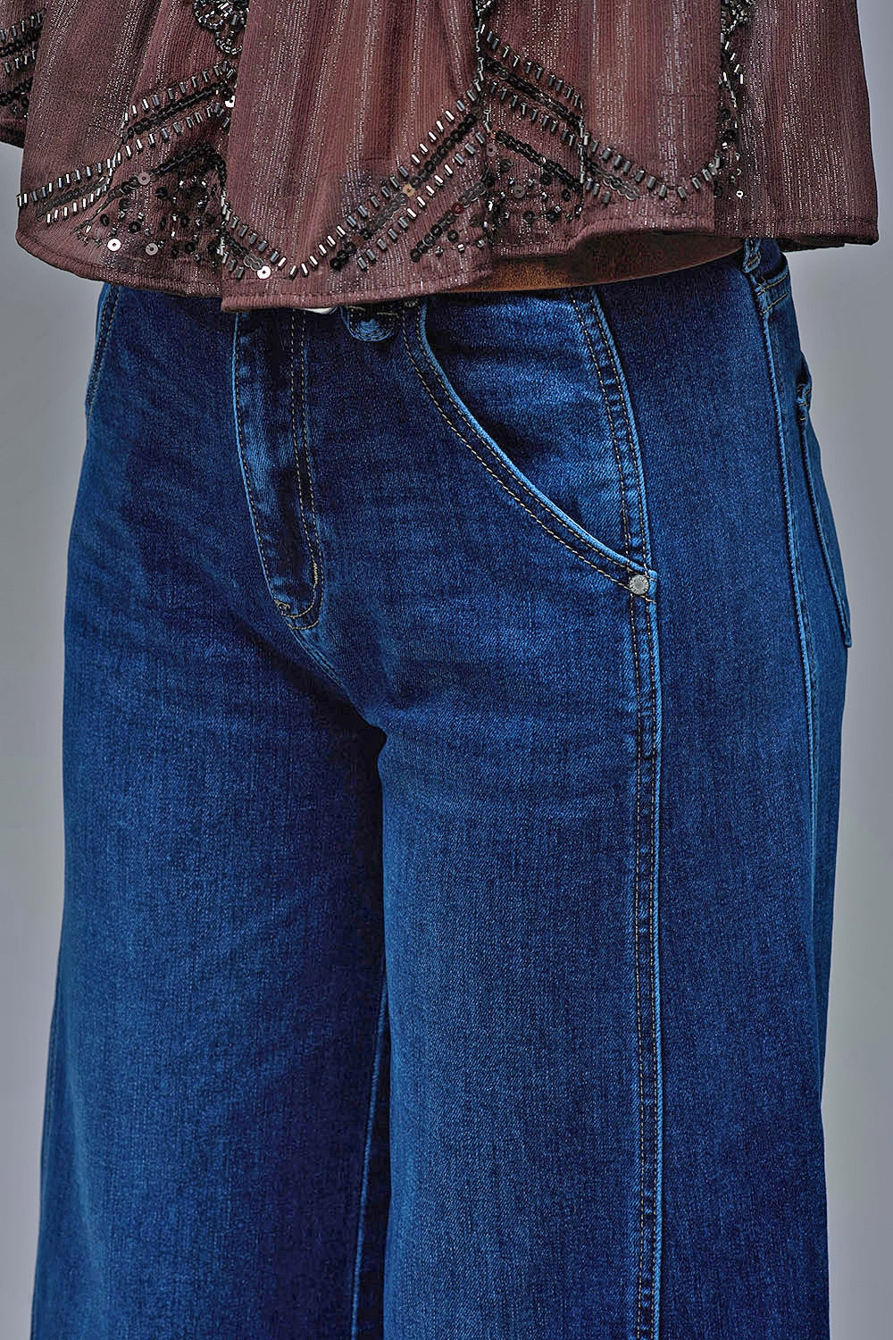 Cal�as de ganga extra largas em Mid Wash com bolsos laterais