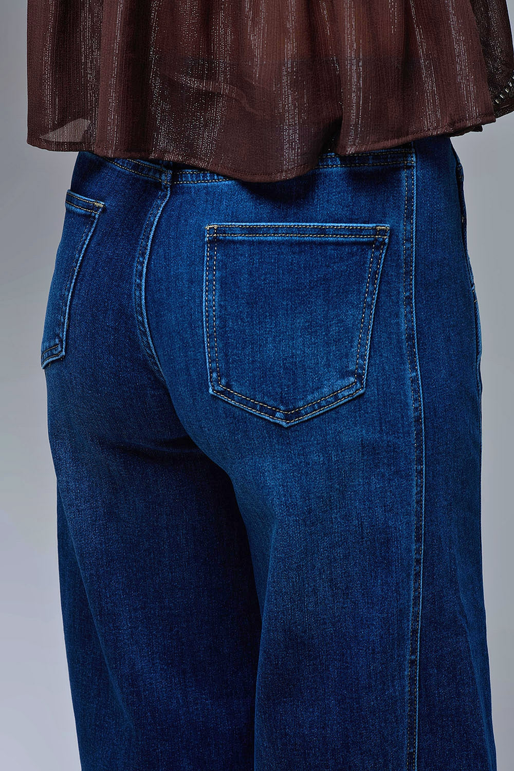 Cal�as de ganga extra largas em Mid Wash com bolsos laterais