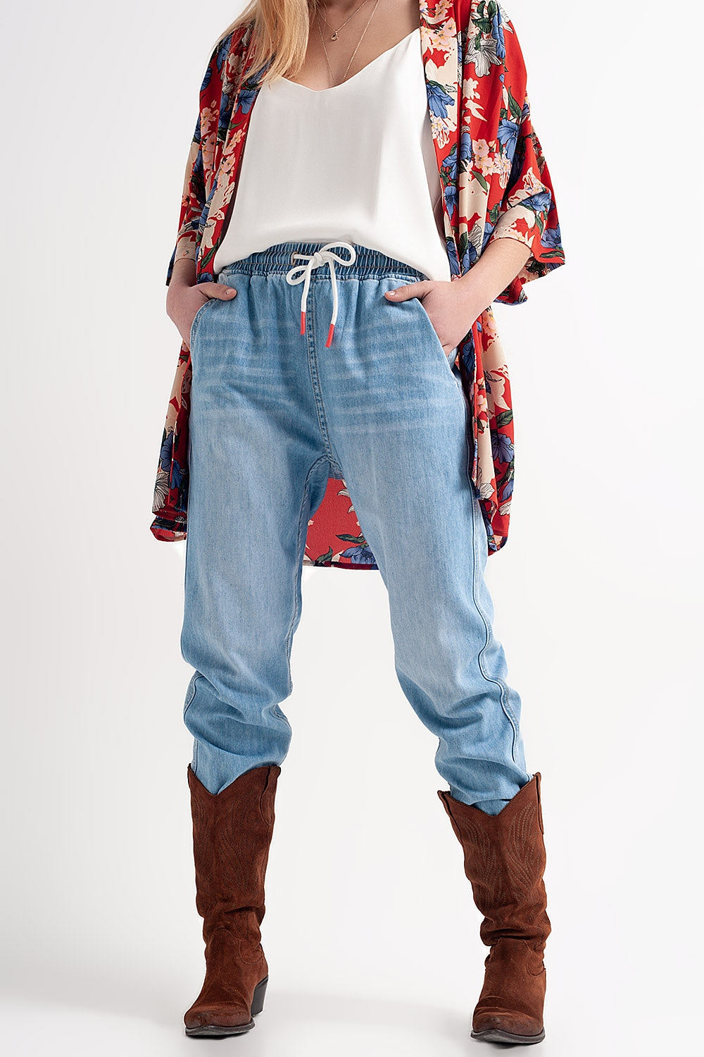 Q2 Calças de ganga leves estilo joggers de lavagem média