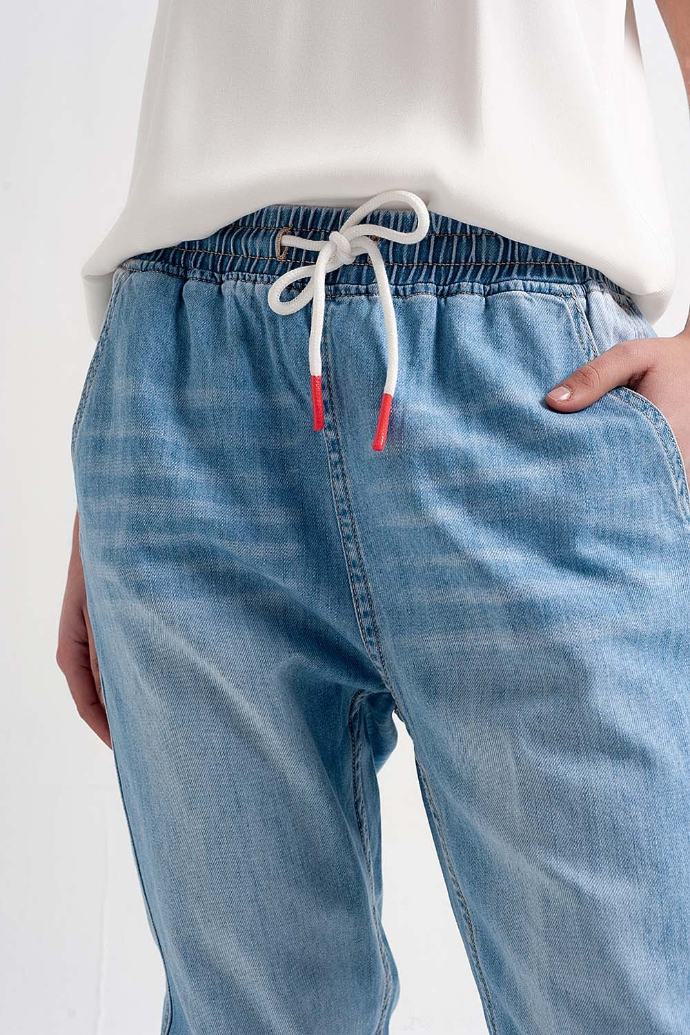 Calças de ganga leves estilo joggers de lavagem média