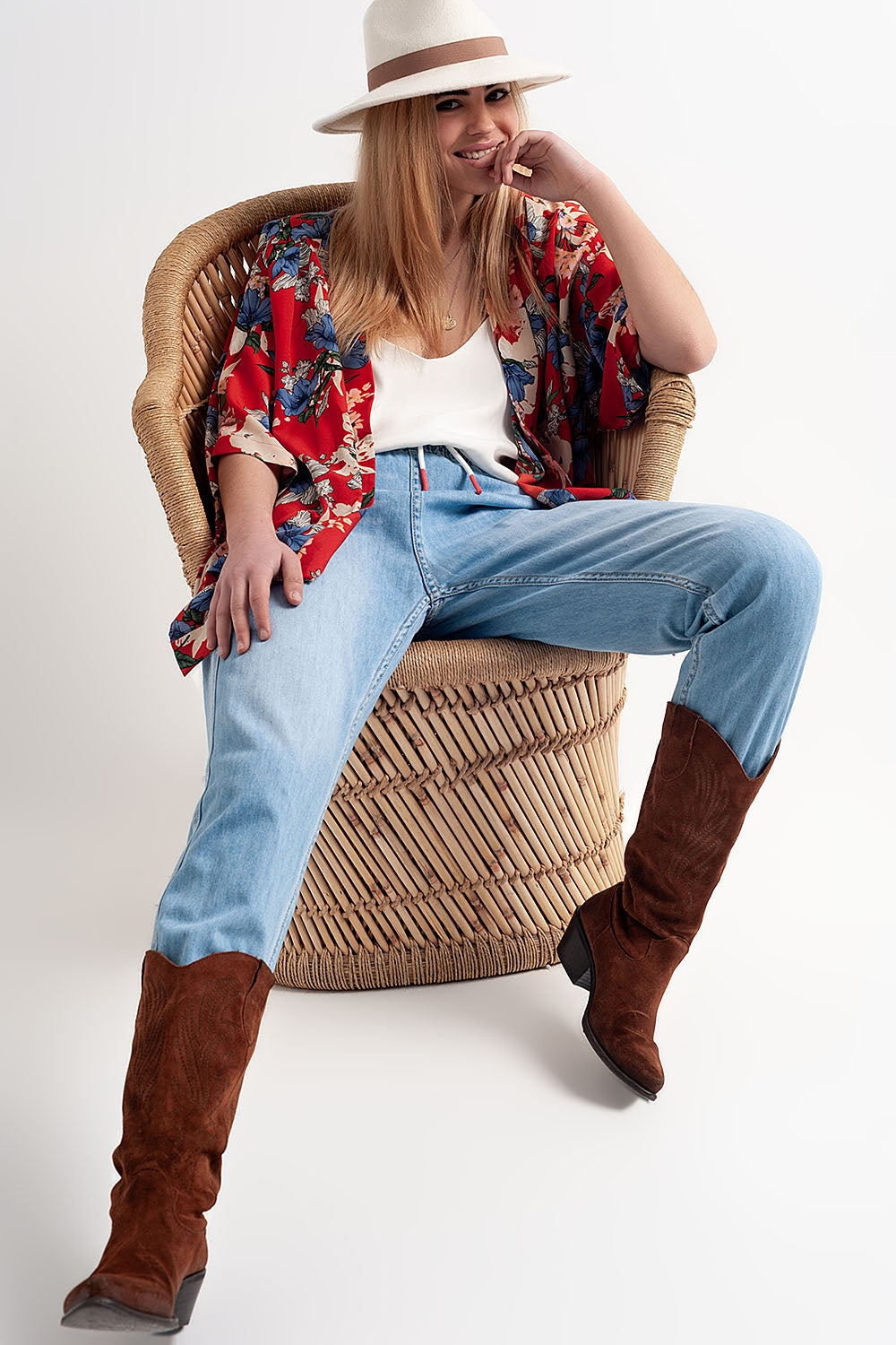 Calças de ganga leves estilo joggers de lavagem média