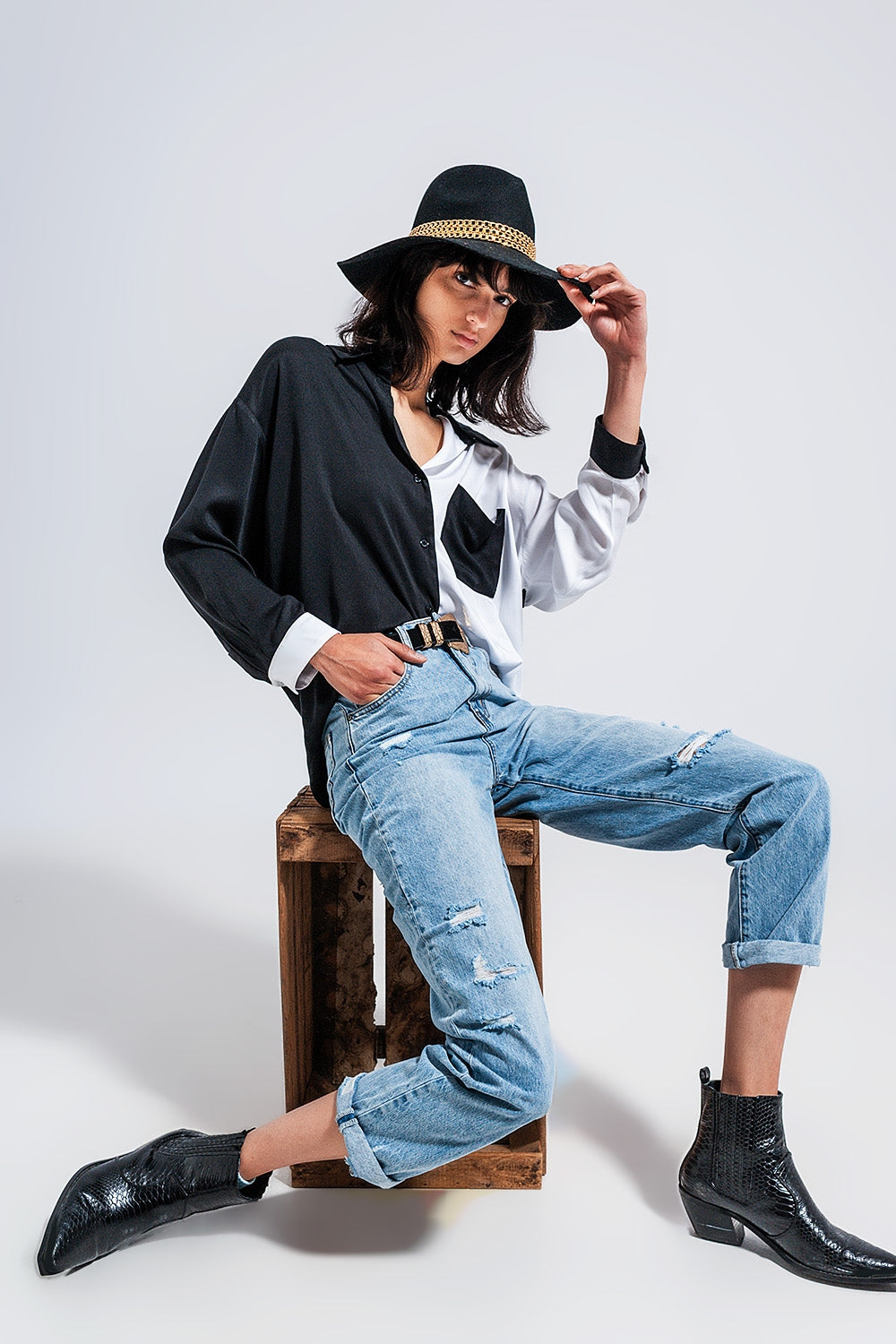 Q2 Calças de ganga médias azuis de perna direita com efeito de desgaste