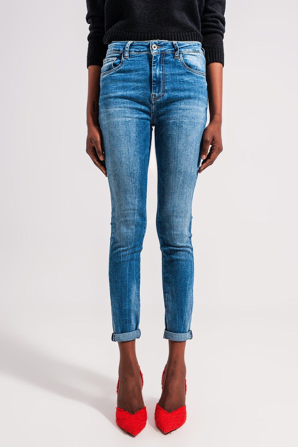 Q2 Calças de ganga médias azuis skinny de algodão elastico
