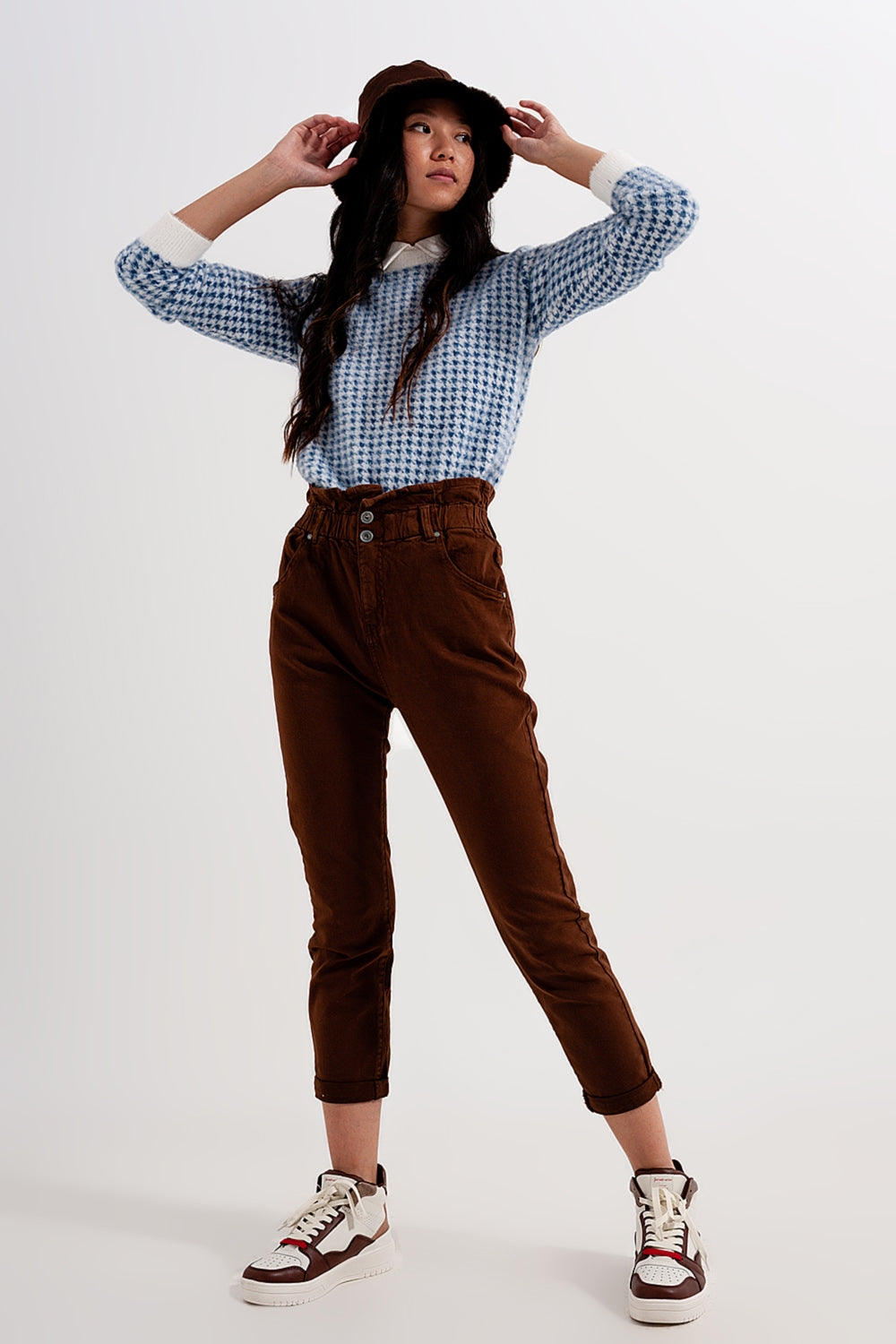 Calças de ganga Mom com cintura elástica em castanho