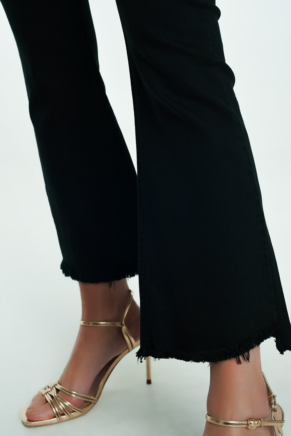 Calças de ganga queimadas de cós alto em preto