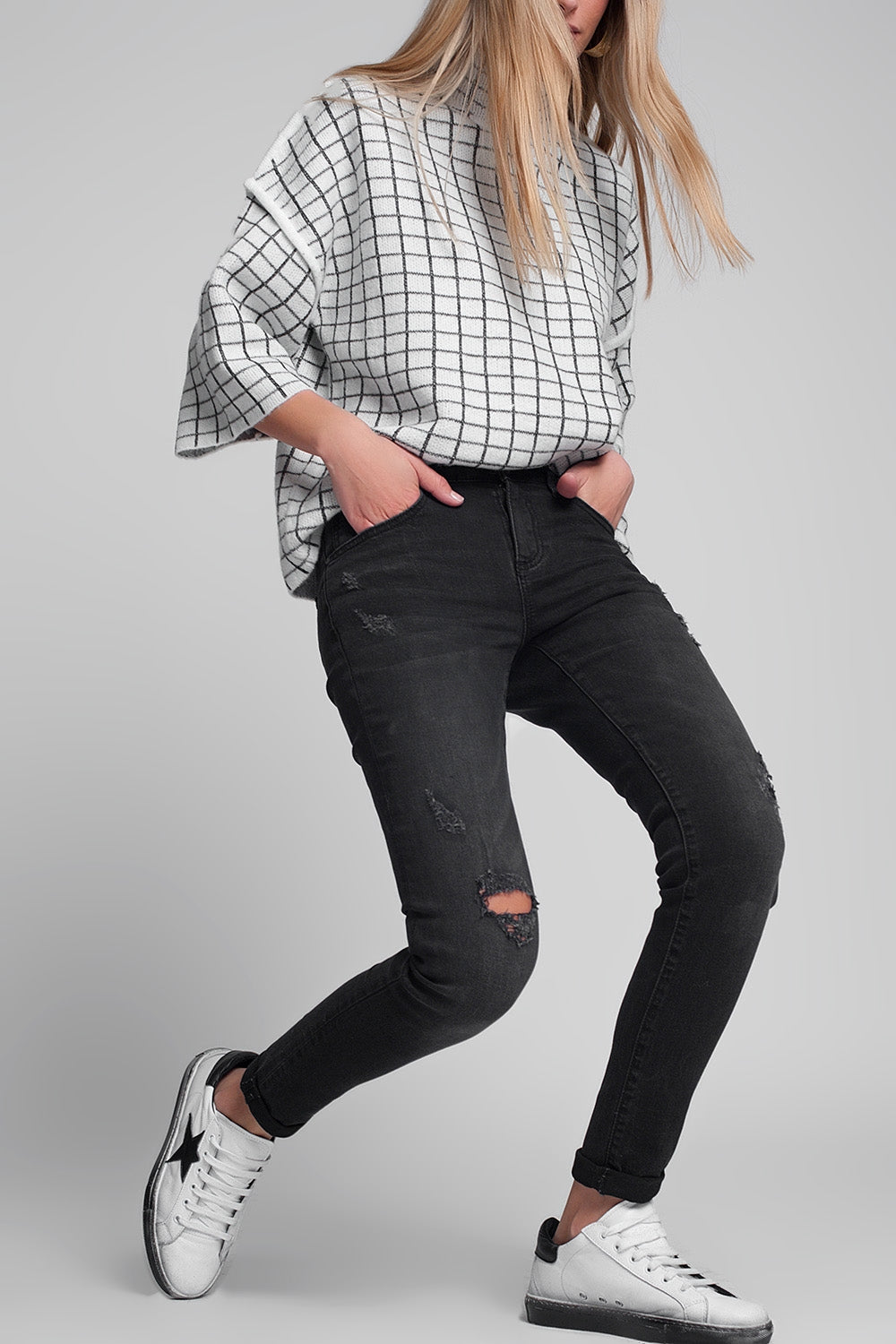 Q2 Calças de ganga rasgadas e bem ajustadas em preto descolorido