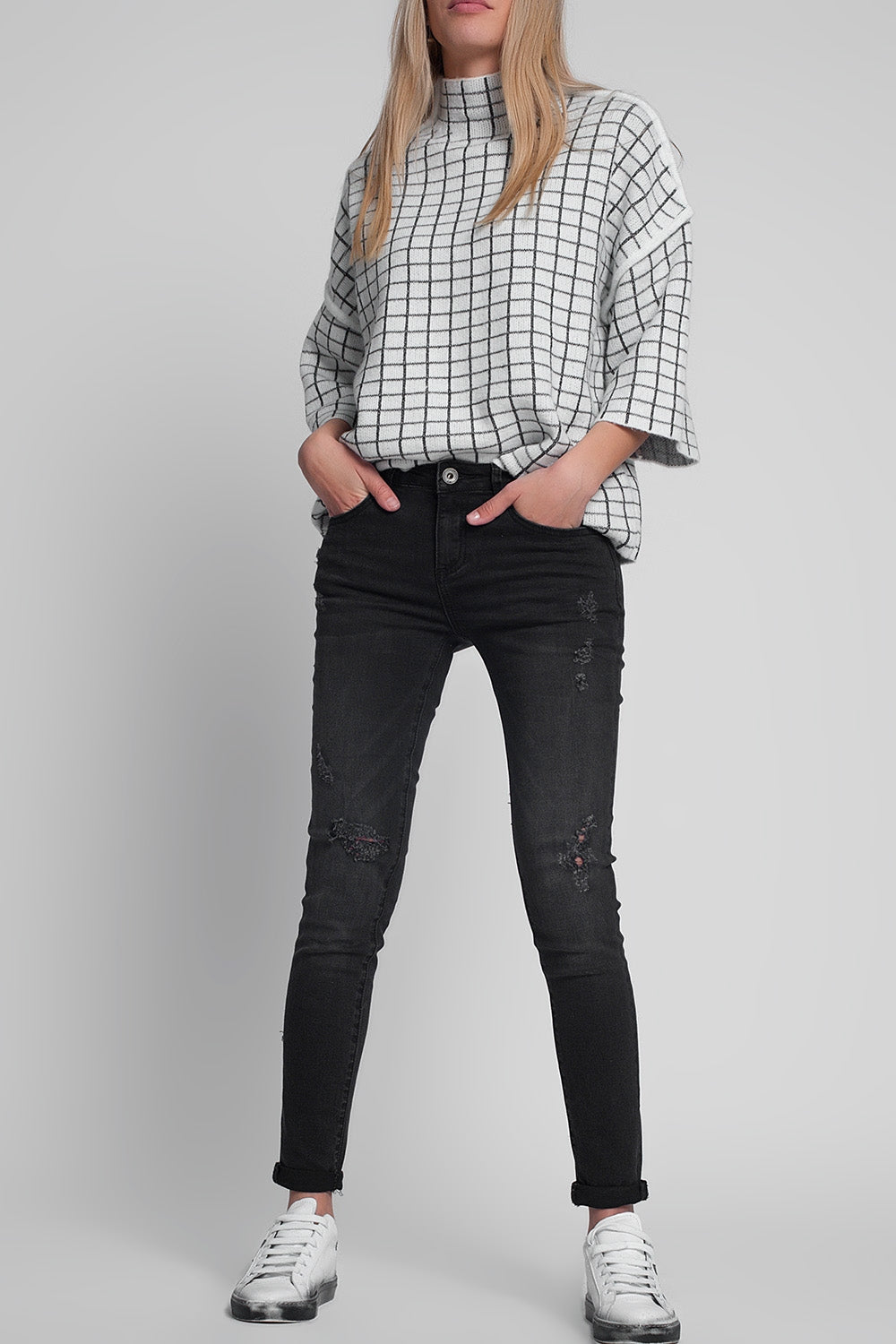 Calças de ganga rasgadas e bem ajustadas em preto descolorido