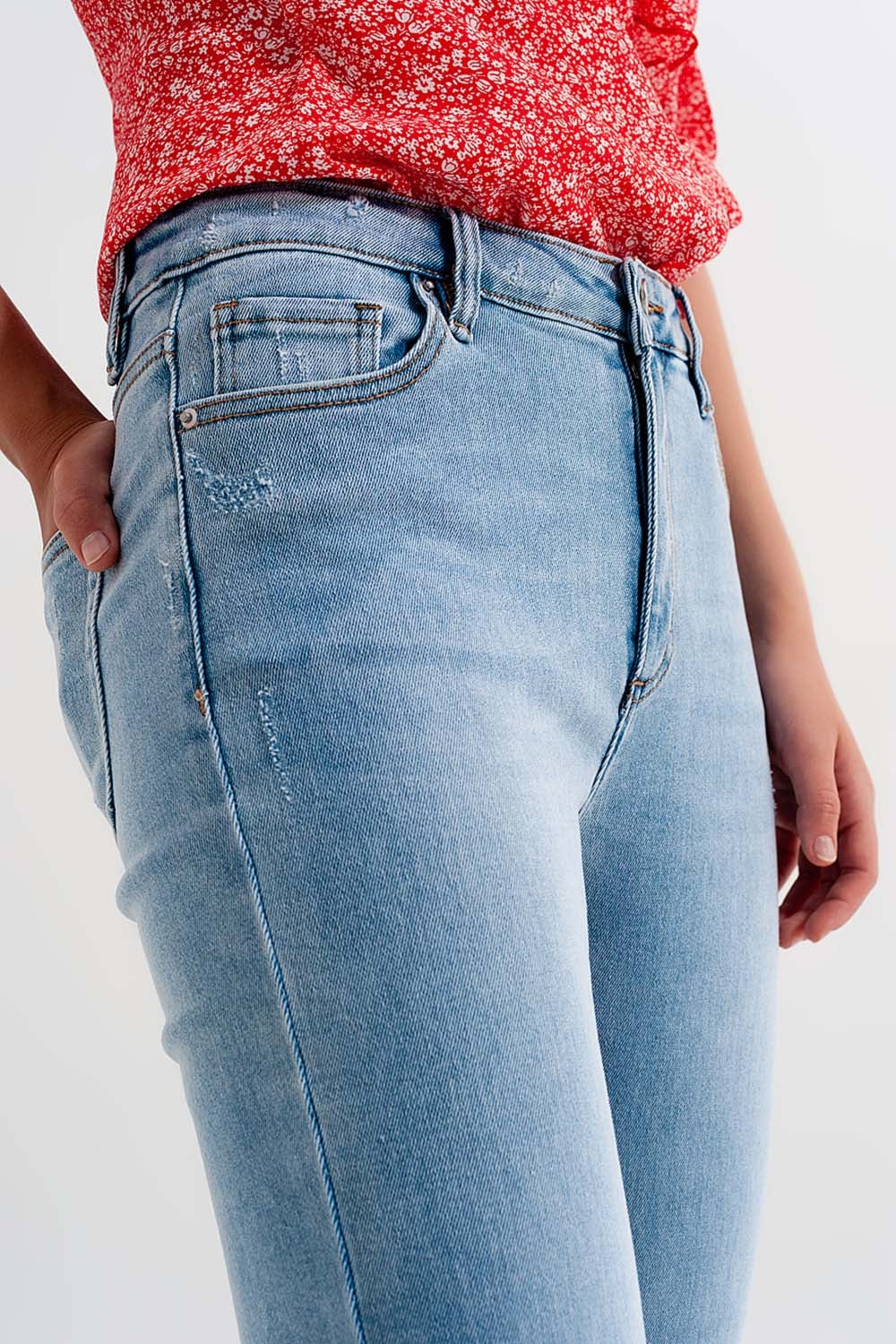 Calças de ganga rasgadas e descoloridas