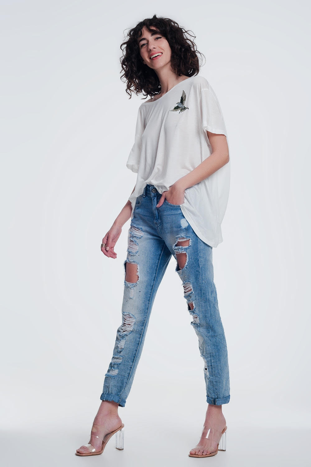 calças de ganga rasgado azul claro com perna reta e arranha-céus