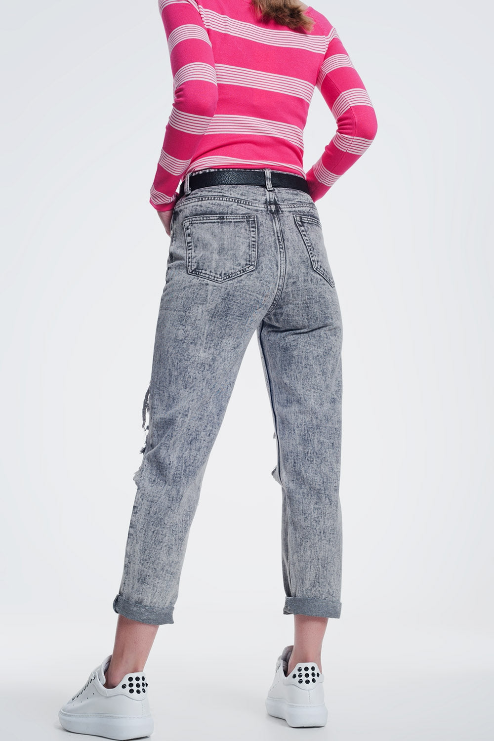 calças de ganga rasgados em cinza