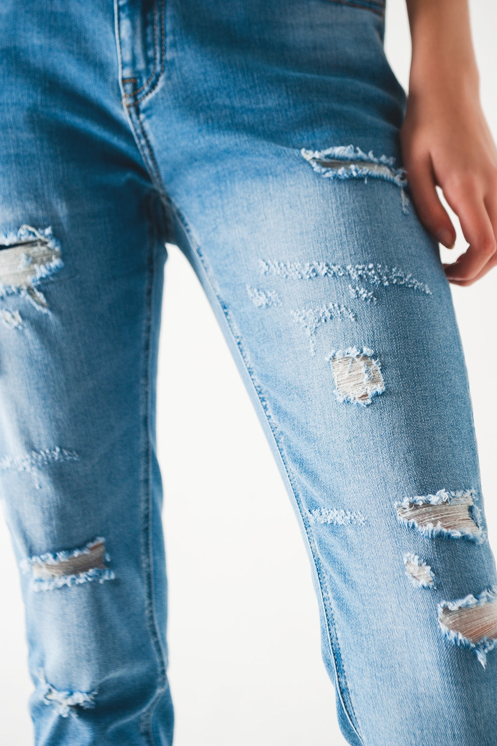 Calças de ganga rectas azuis médias com desenho rasgado