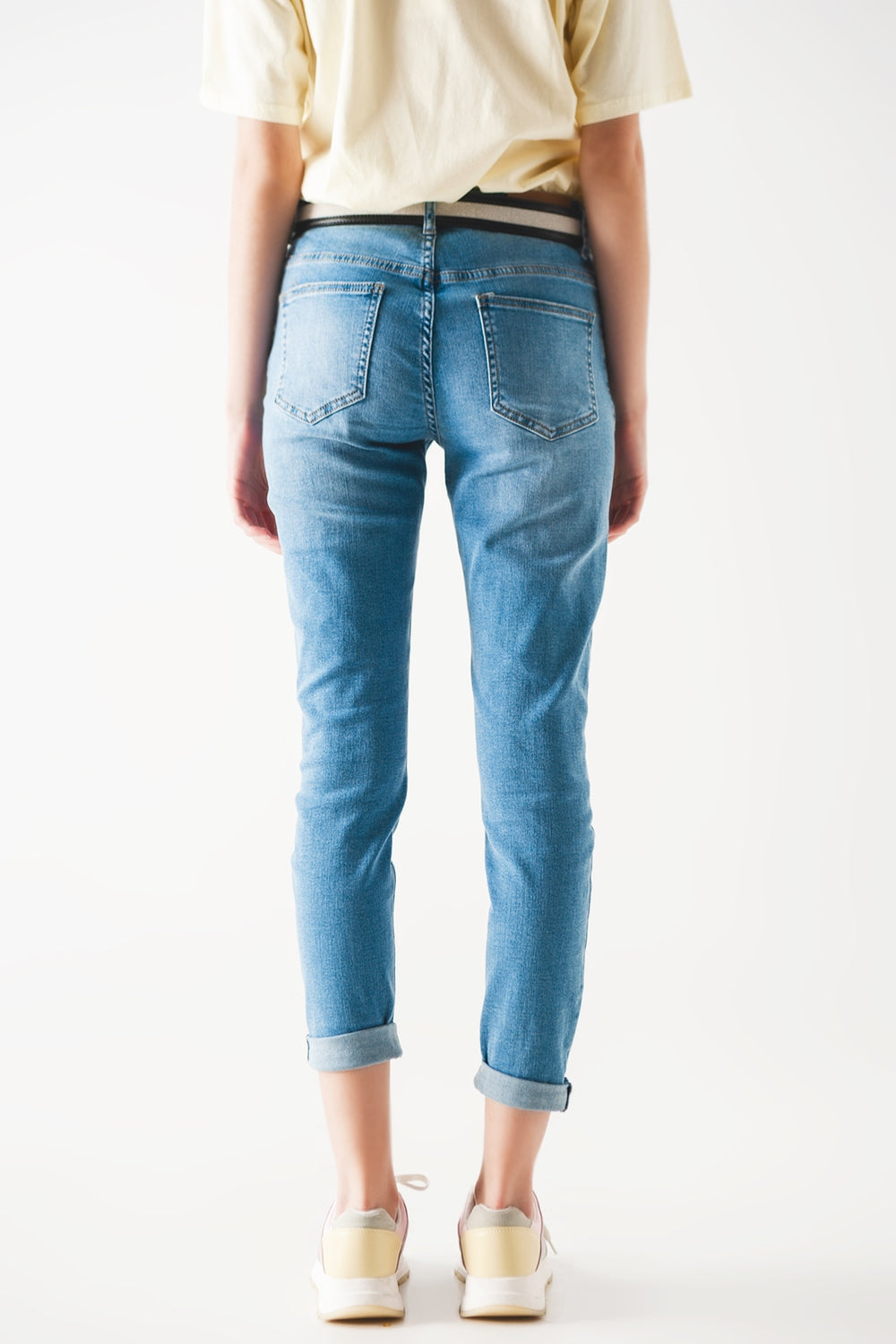 Calças de ganga rectas azuis médias com desenho rasgado