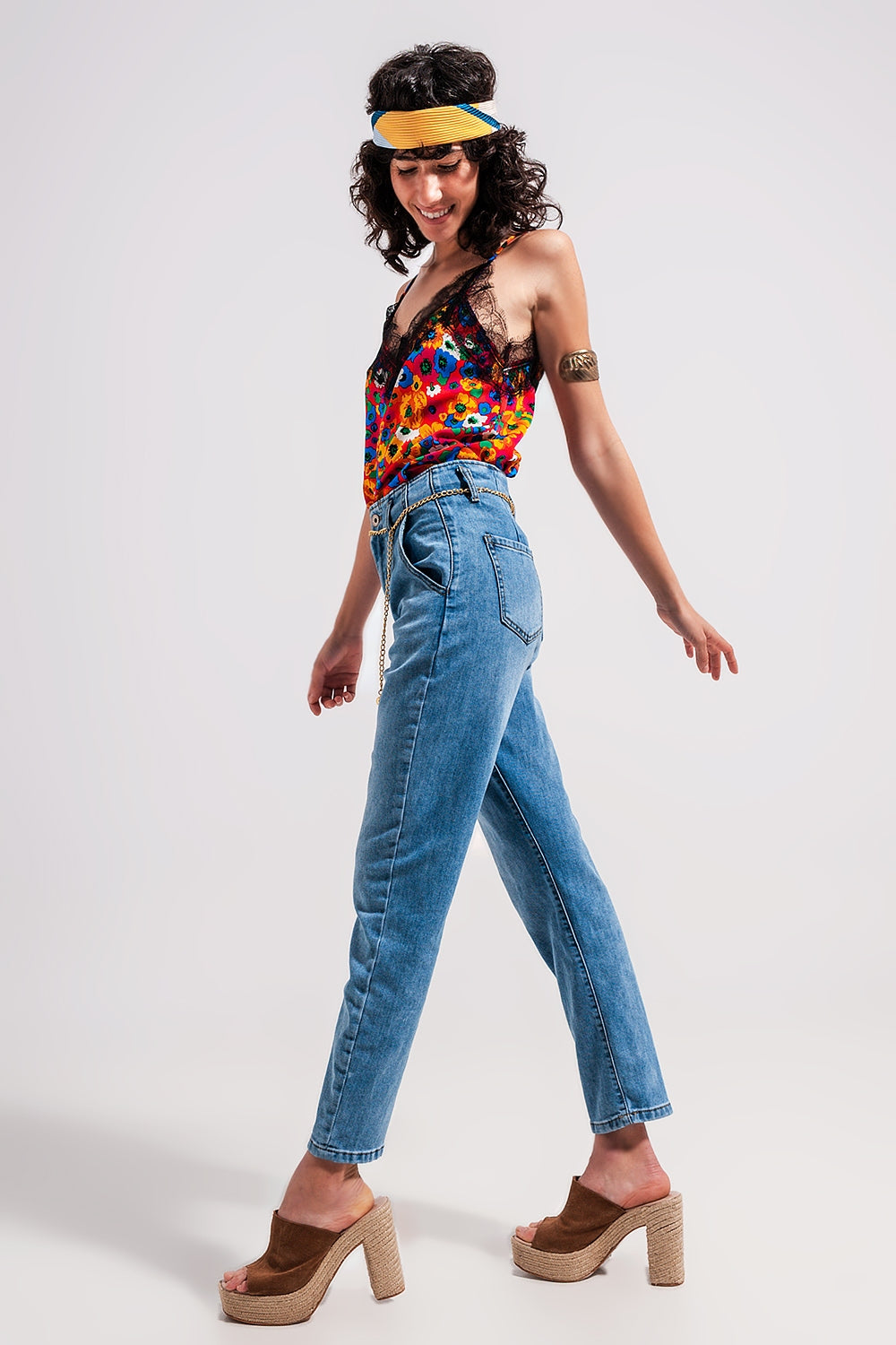 Calças de ganga rectas de cintura alta com lavagem ligeira e detalhe de cintura