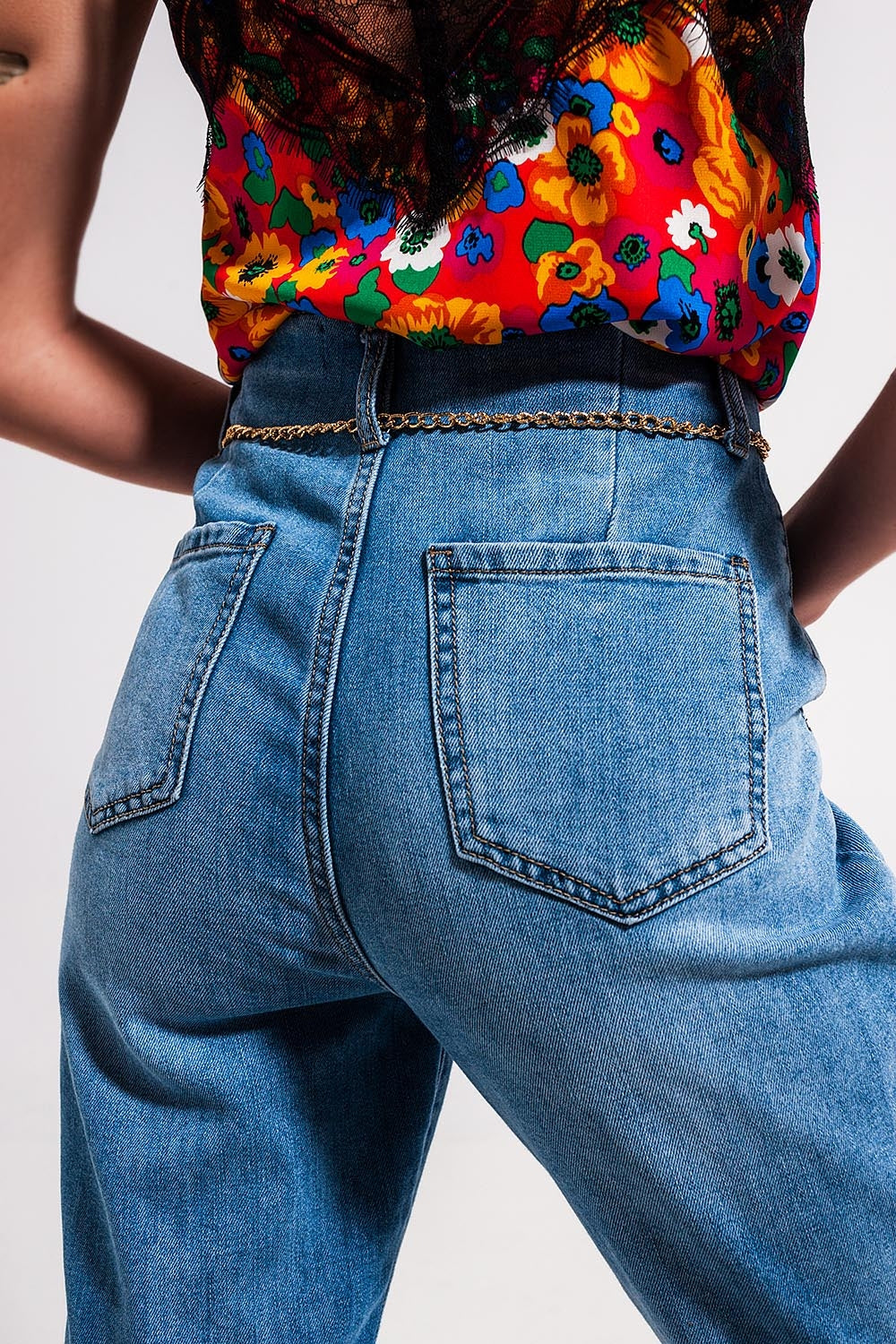 Calças de ganga rectas de cintura alta com lavagem ligeira e detalhe de cintura