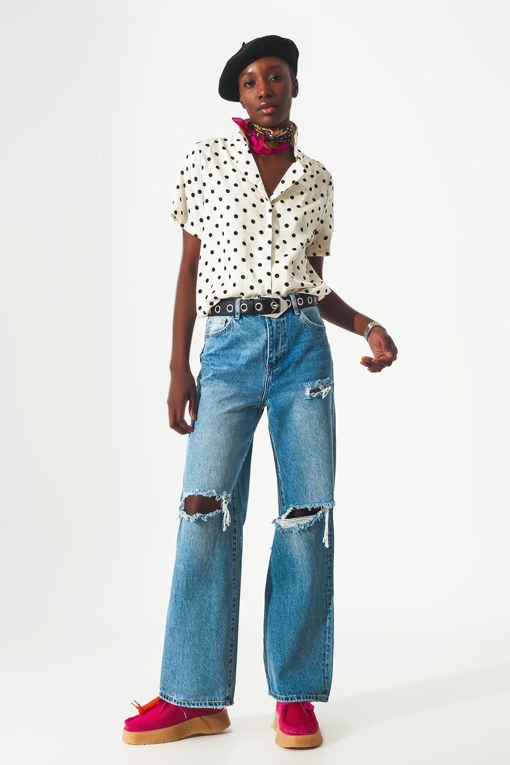 Calças de ganga rectas de lavagem média com rasgos e fendas no fundo