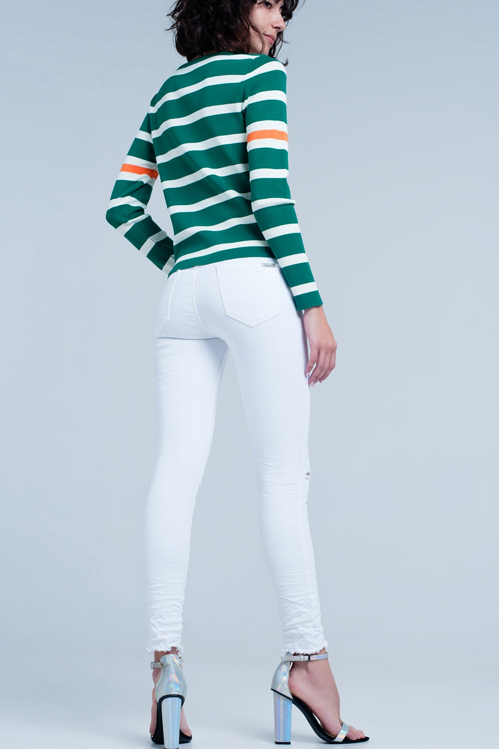 Calças de ganga skinny branca com rasgões nos joelhos