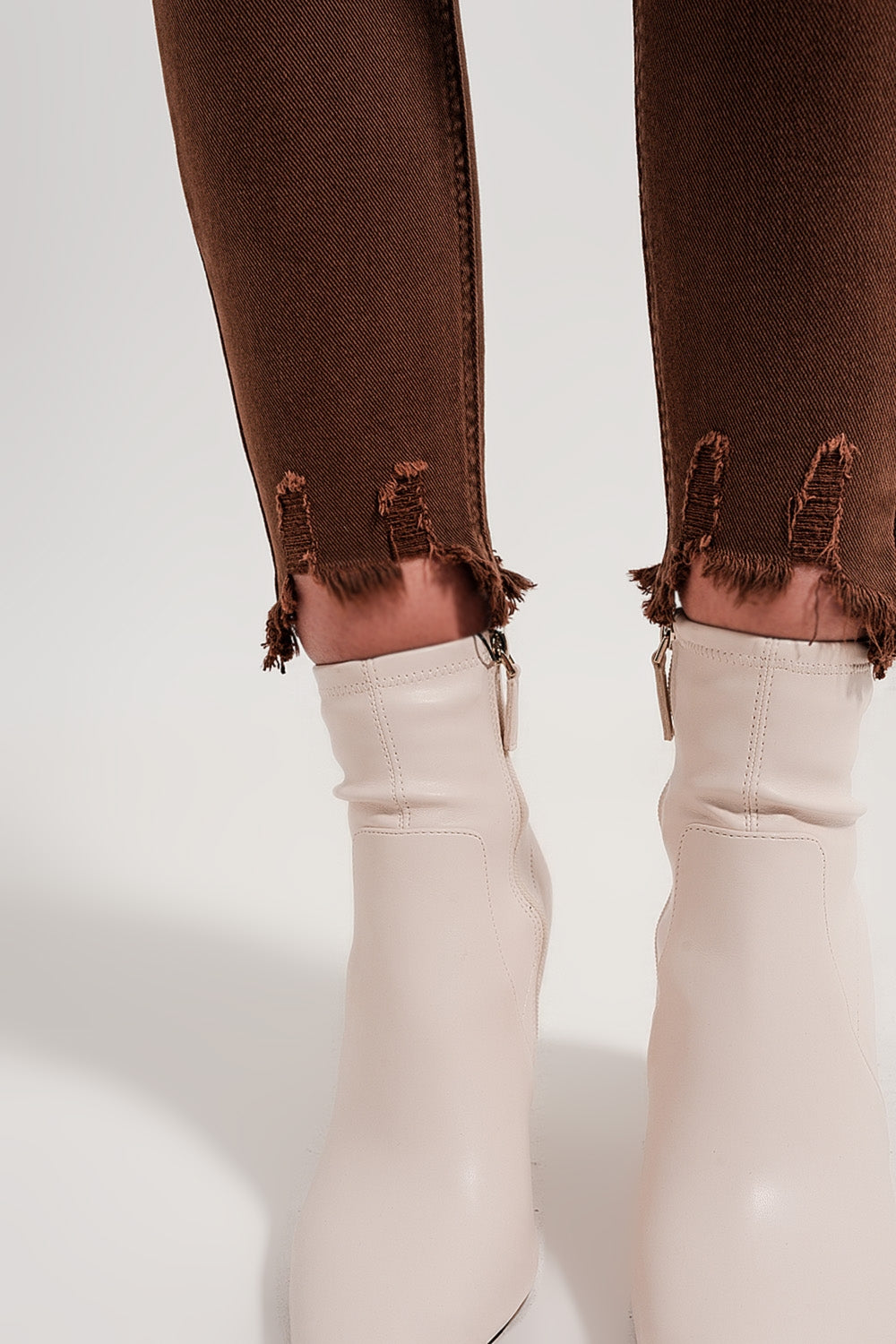 Calças de ganga skinny castanhas com bainhas inacabadas