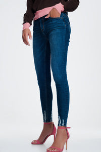 Calças de ganga skinny com bainha inacabada