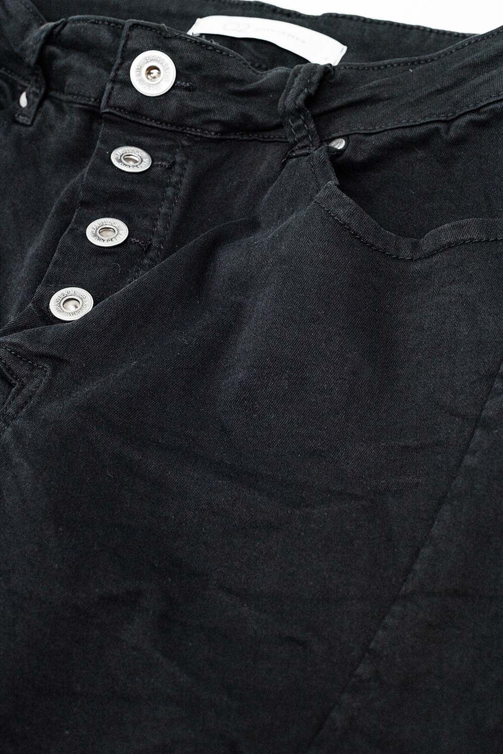 Calças de ganga skinny com botões expostos em preto