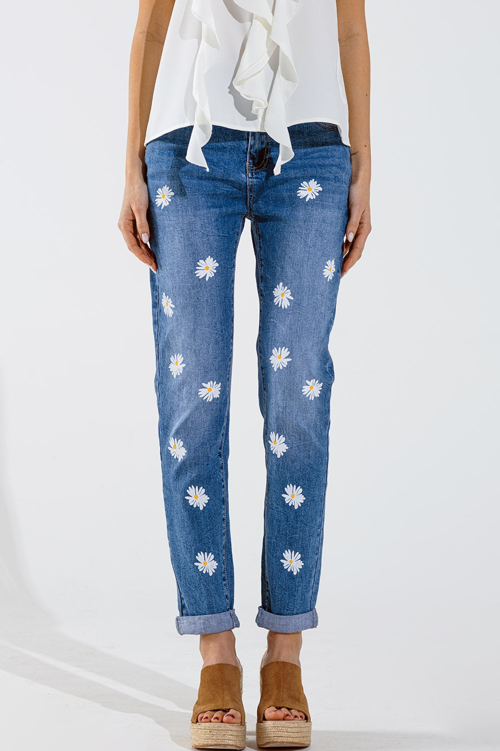 Q2 Calças de ganga skinny com margaridas brancas estampadas em lavagem média