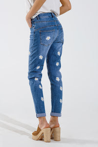 Calças de ganga skinny com margaridas brancas estampadas em lavagem média