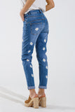 Calças de ganga skinny com margaridas brancas estampadas em lavagem média