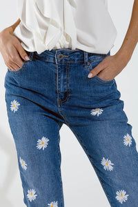 Calças de ganga skinny com margaridas brancas estampadas em lavagem média