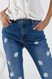 Calças de ganga skinny com margaridas brancas estampadas em lavagem média