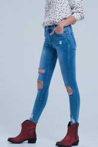 Calças de ganga skinny com rasgos muito desgastados