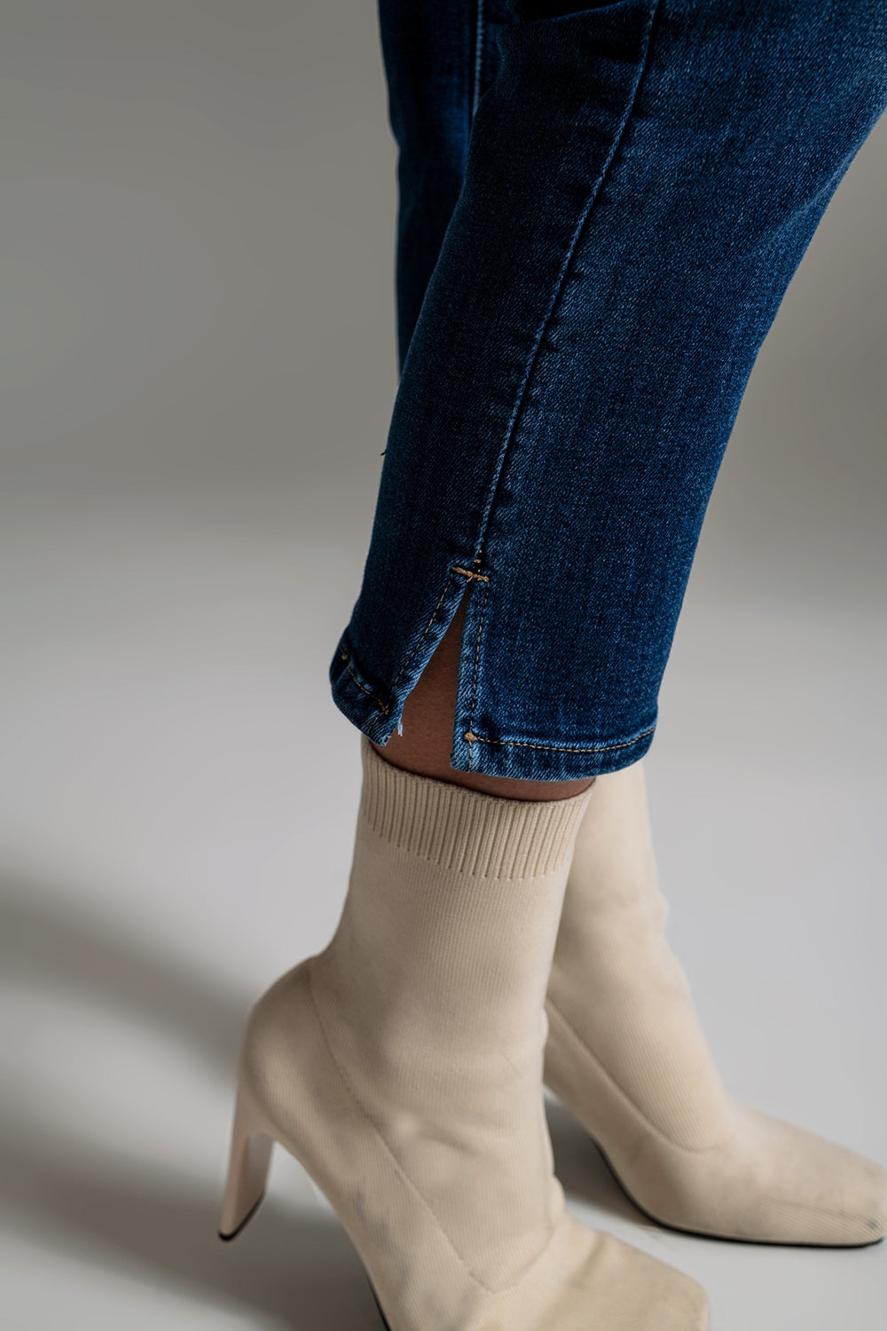 Calças de ganga skinny cortados com lavagem escura