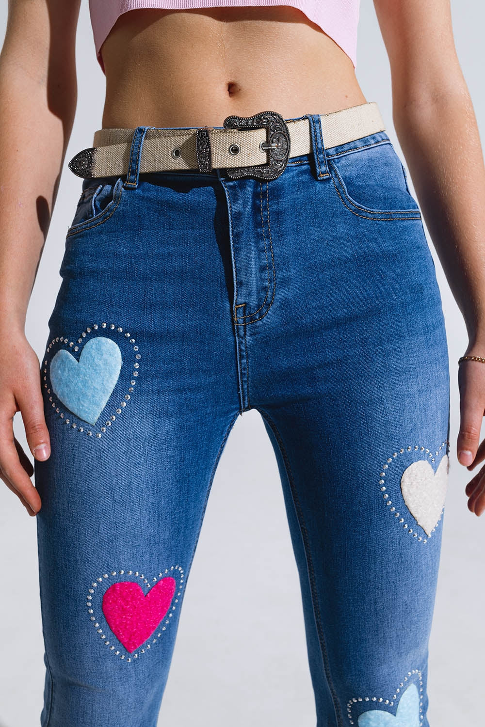Calças de ganga skinny de lavagem escura com corações rodeados de tachas