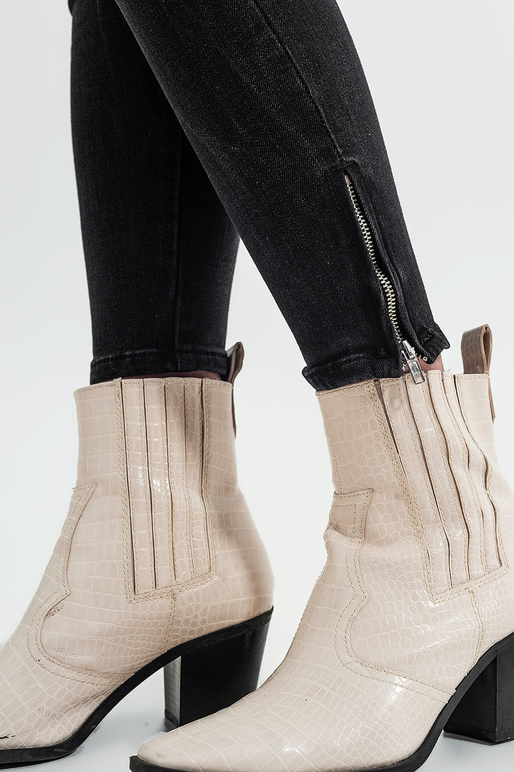 Calças de ganga skinny de lavagem preta e fecho nas bainhas