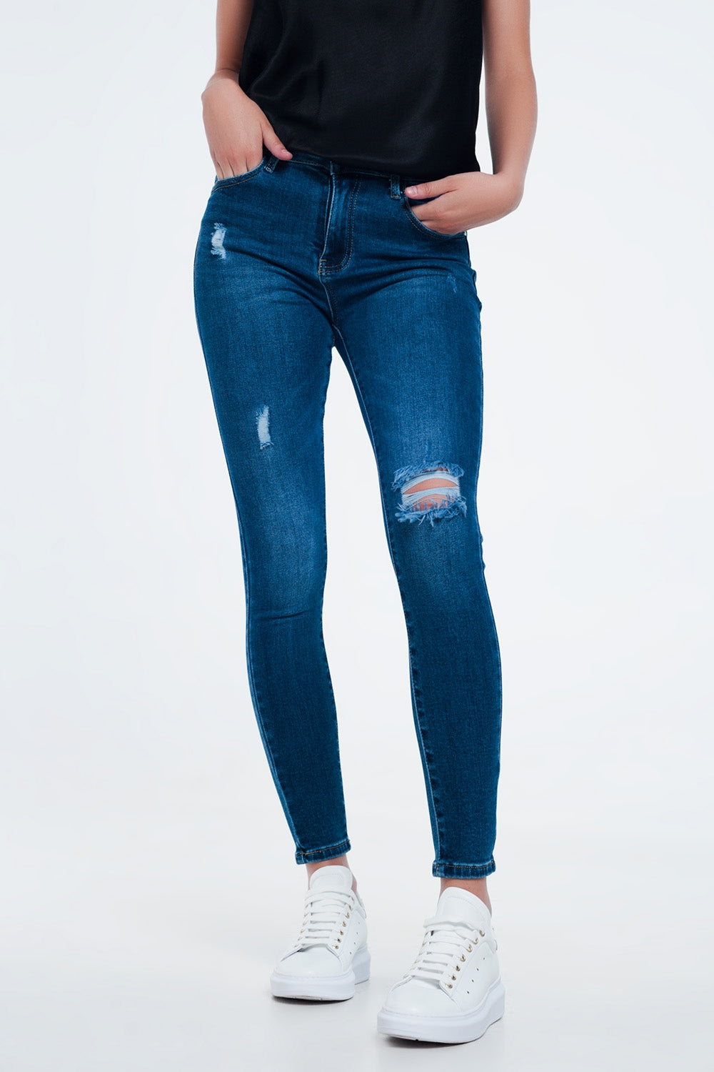 Q2 Calças de ganga skinny em apuramento ao meio da lavagem