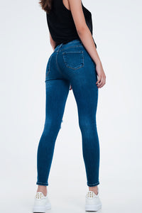 Calças de ganga skinny em apuramento ao meio da lavagem