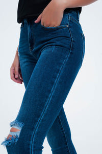 Calças de ganga skinny em apuramento ao meio da lavagem