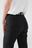 Calças de ganga skinny pretas com pormenor de bolso à frente