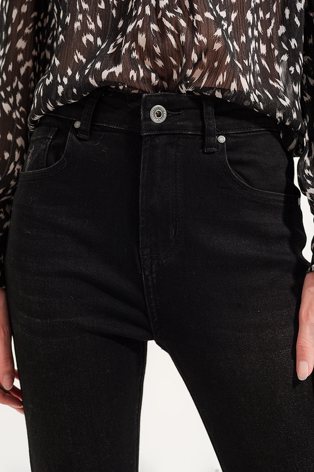 Calças de ganga skinny pretas desfiadas com bainha de fundo cortado