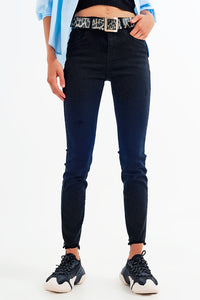 Calças de ganga skinny pretas lavadas com o fundo recortado