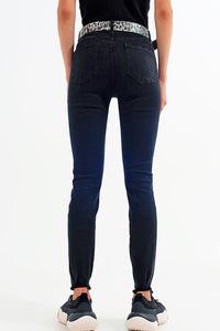 Calças de ganga skinny pretas lavadas com o fundo recortado