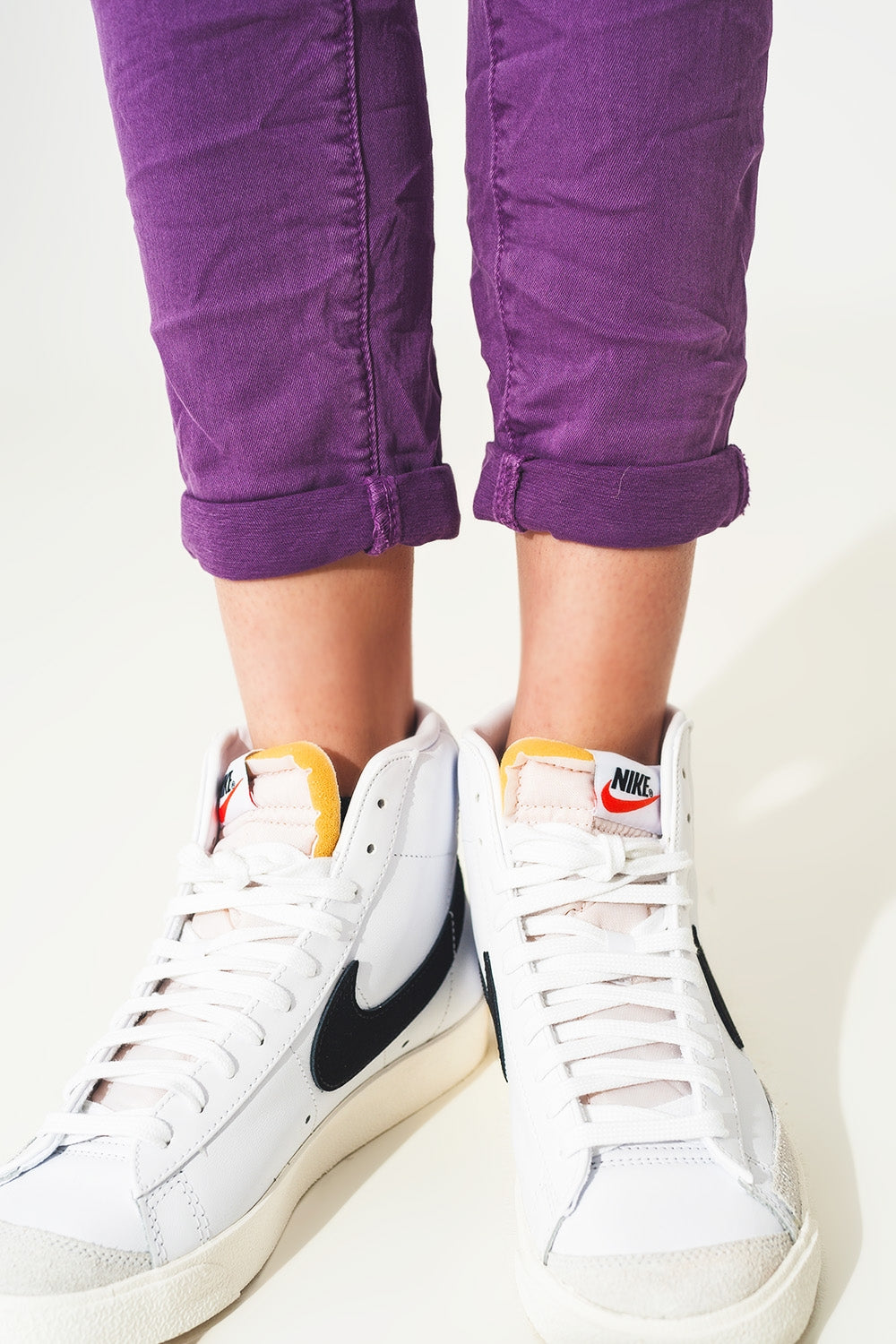 Calças de ganga skinny púrpura com fecho de botão exposto