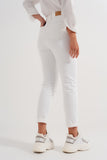 Calças de ganga slim fit com fecho e botão assimétrico em creme