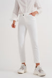 Calças de ganga slim fit com fecho e botão assimétrico em creme
