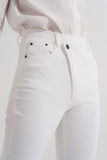Calças de ganga slim fit com fecho e botão assimétrico em creme