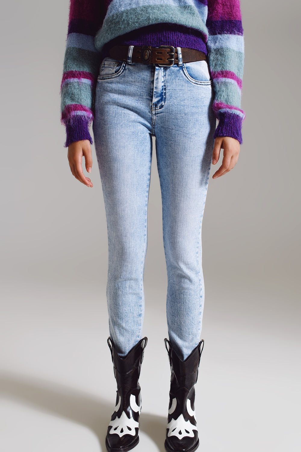 Q2 Calças de ganga super skinny em lavagem azul claro